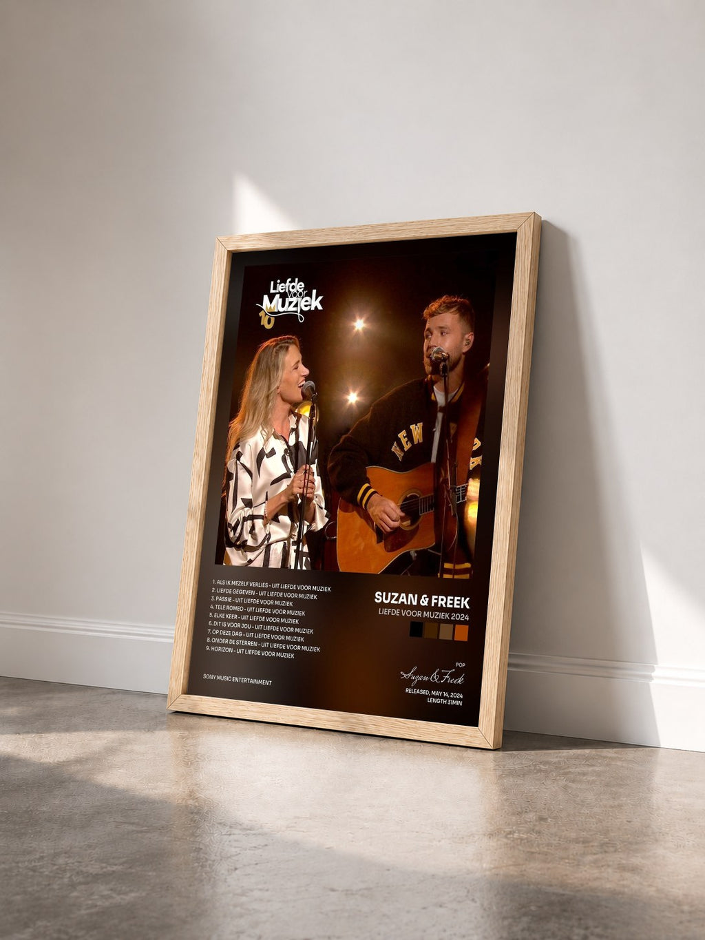 #bois Tableau de l'album Liefde Voor Muziek 2024 de Suzan & Freek vu de trois quarts, cadre en bois brut