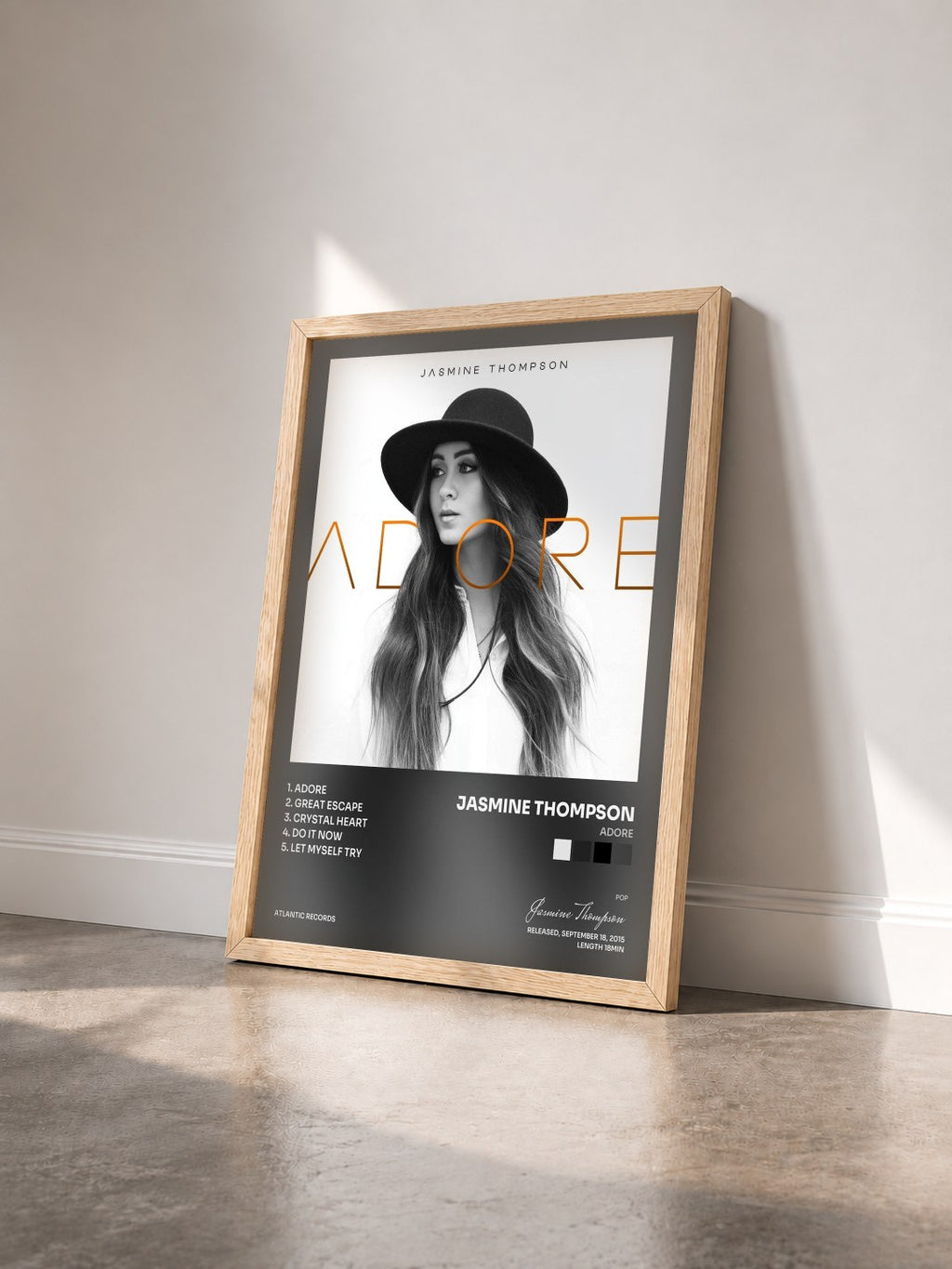 #bois Tableau de l'album Adore de Jasmine Thompson vu de trois quarts, cadre en bois brut