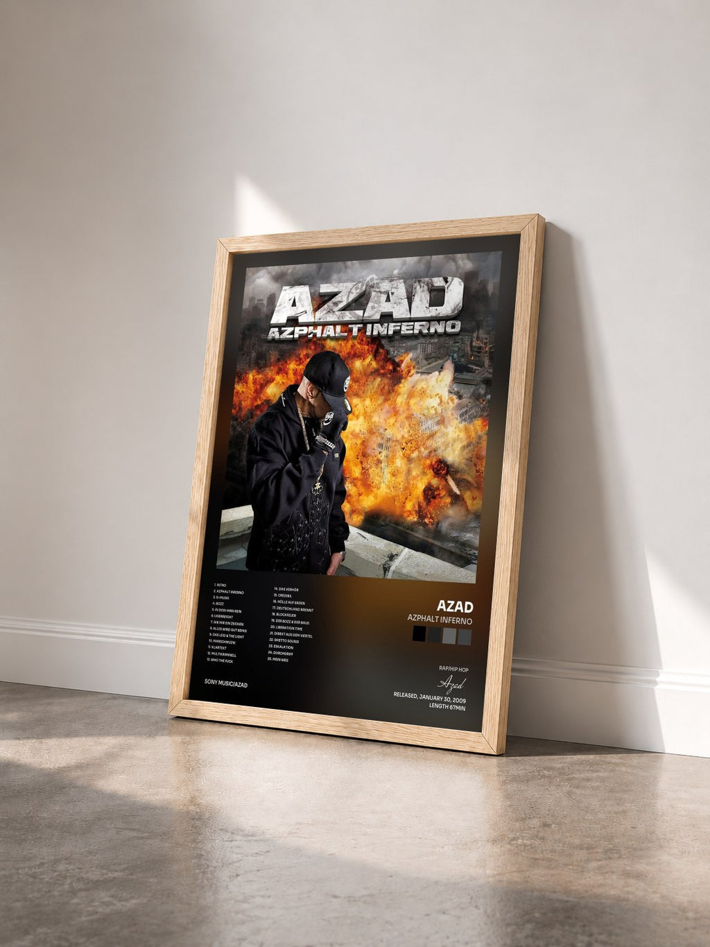 #bois Tableau de l'album Azphalt Inferno de Azad vu de trois quarts, cadre en bois brut
