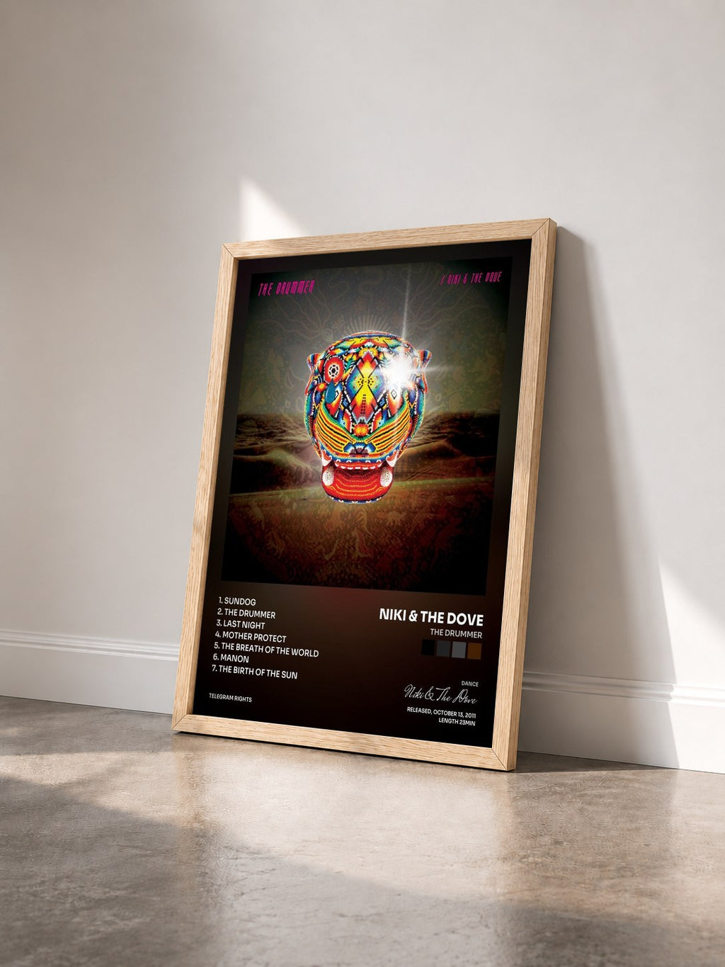 #bois Tableau de l'album The Drummer de Niki & The Dove vu de trois quarts, cadre en bois brut