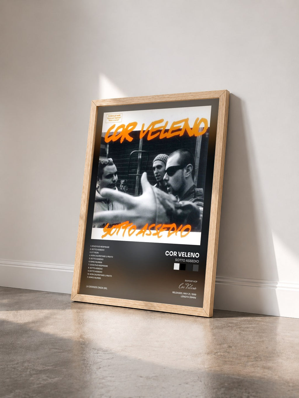 #bois Tableau de l'album Sotto assedio de Cor Veleno vu de trois quarts, cadre en bois brut