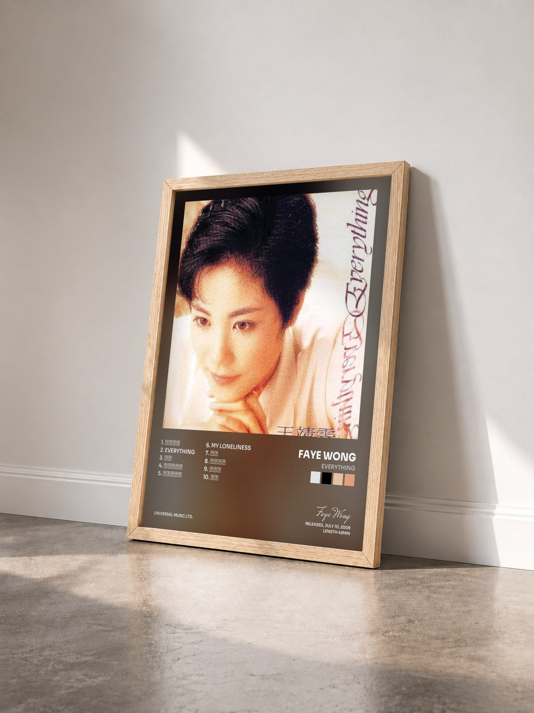 #bois Tableau de l'album Everything de Faye Wong vu de trois quarts, cadre en bois brut