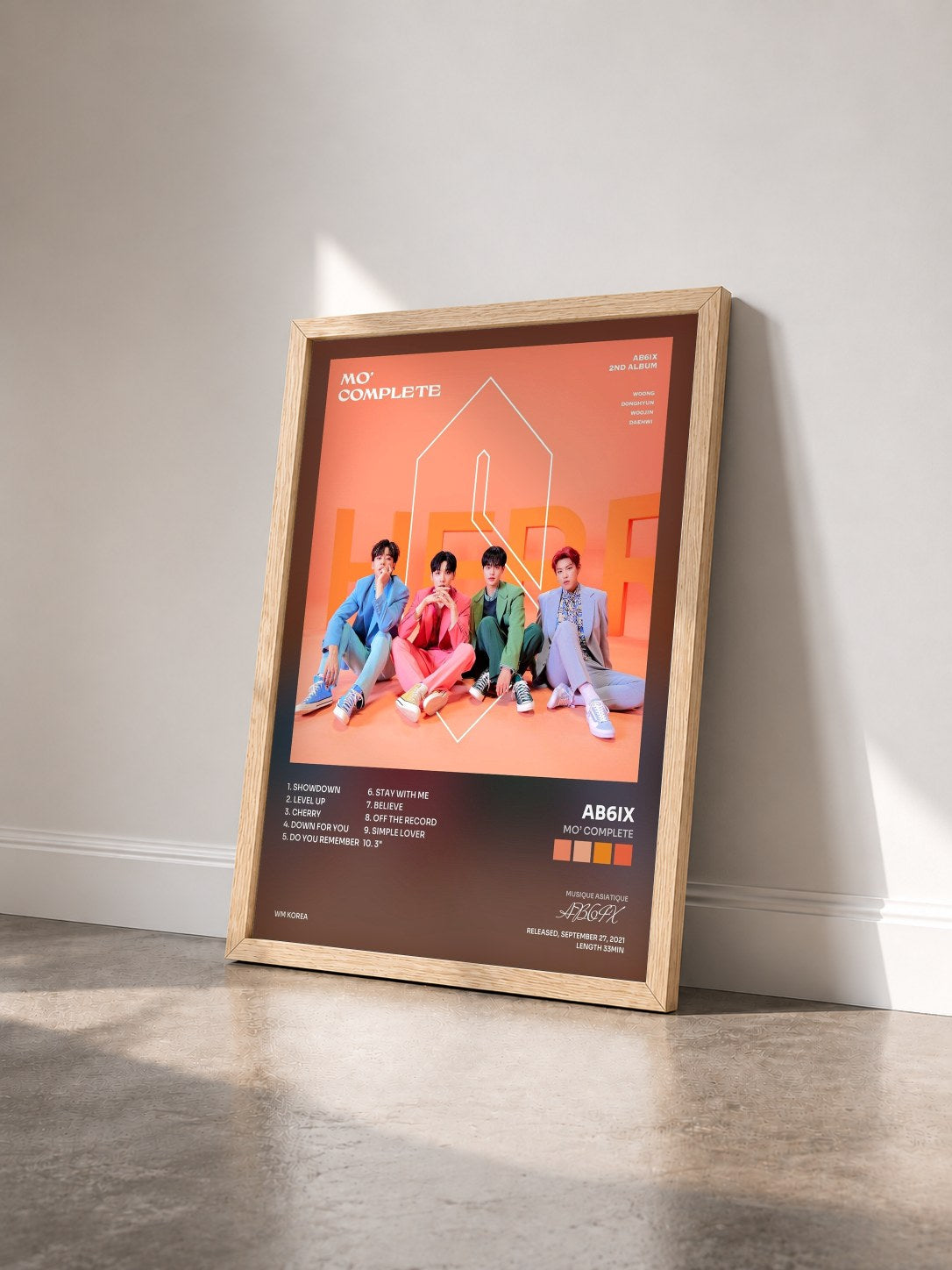 #bois Tableau de l'album MO’ COMPLETE de AB6IX vu de trois quarts, cadre en bois brut