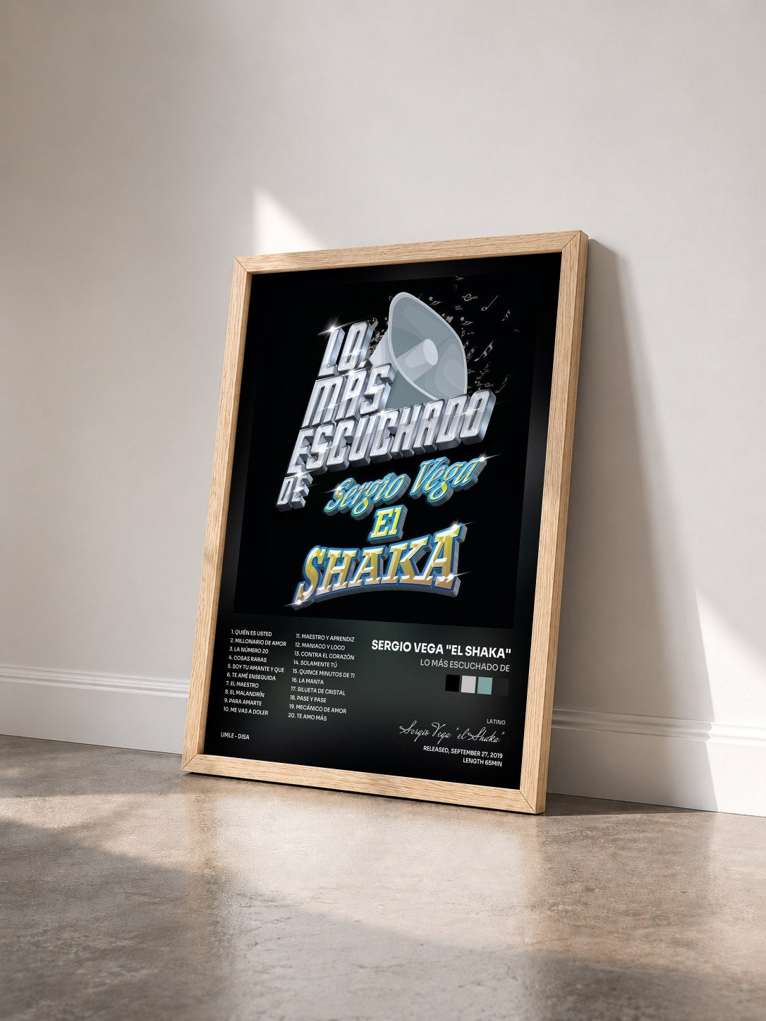 #bois Tableau de l'album Lo Más Escuchado De de Sergio Vega "el Shaka" vu de trois quarts, cadre en bois brut
