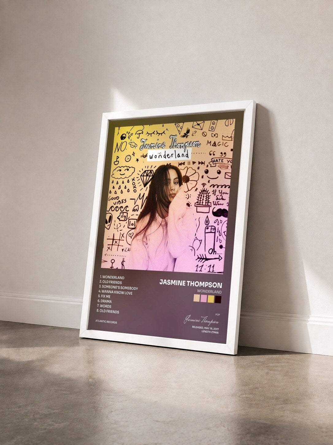 #blanc Tableau de l'album Wonderland de Jasmine Thompson vu de trois quarts, cadre blanc