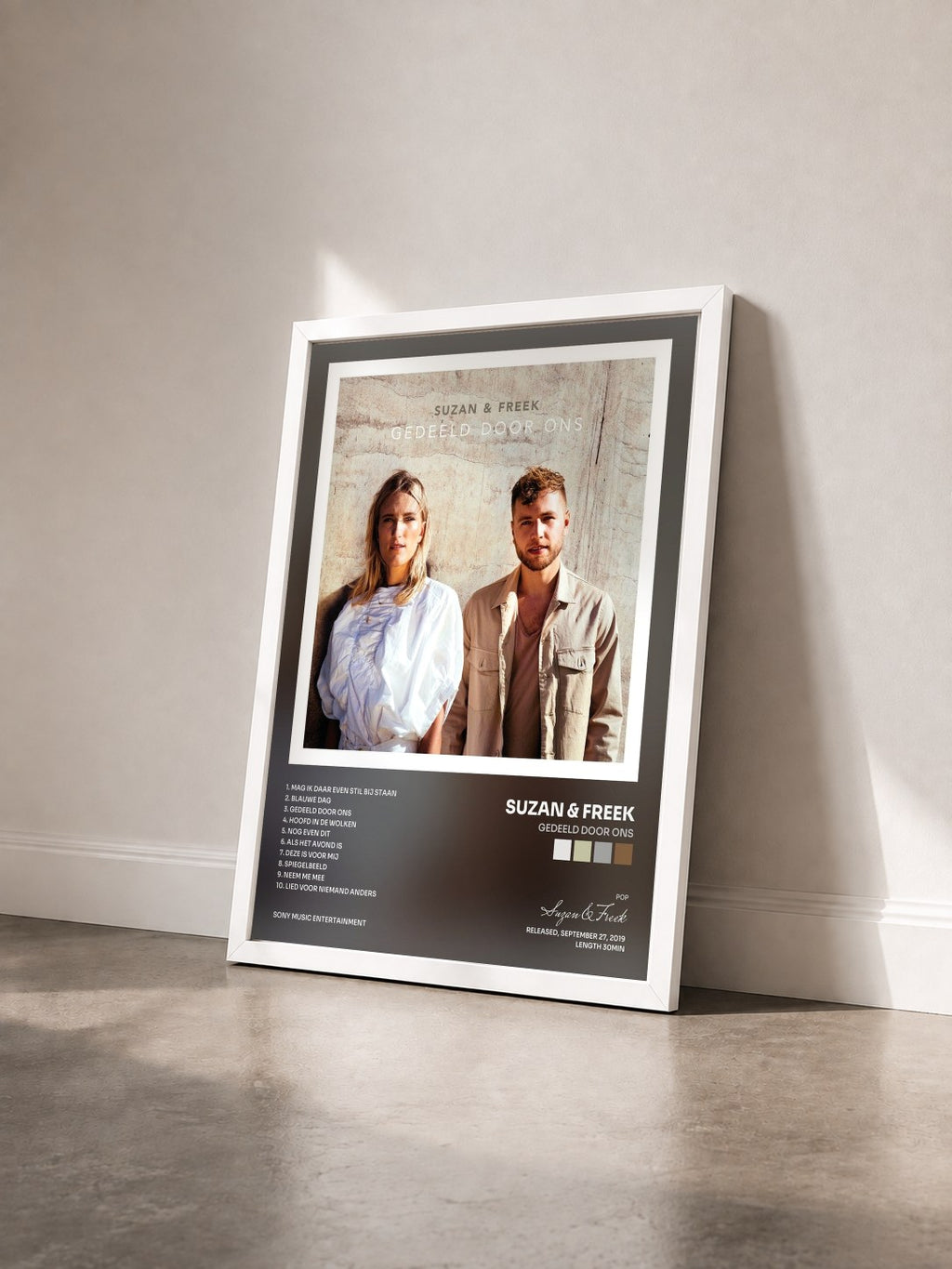 #blanc Tableau de l'album Gedeeld Door Ons de Suzan & Freek vu de trois quarts, cadre blanc