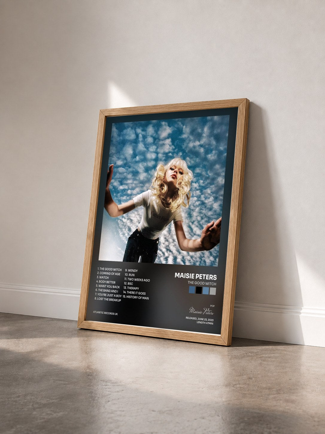 #bois Tableau de l'album The Good Witch de Maisie Peters vu de trois quarts, cadre en bois brut