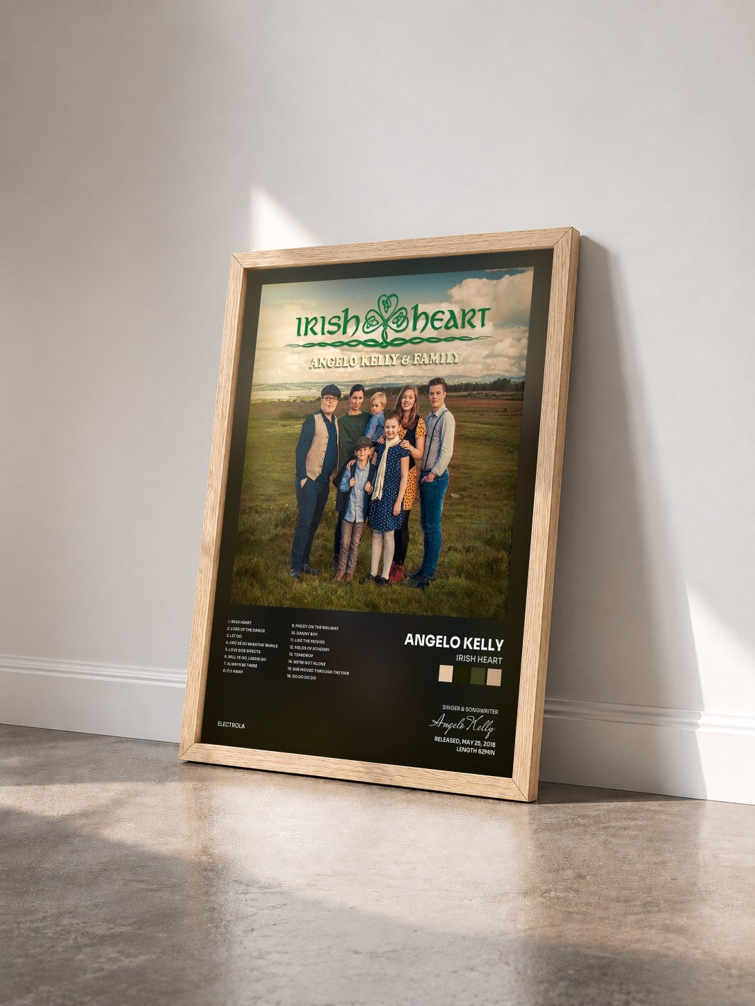 #bois Tableau de l'album Irish Heart de Angelo Kelly vu de trois quarts, cadre en bois brut