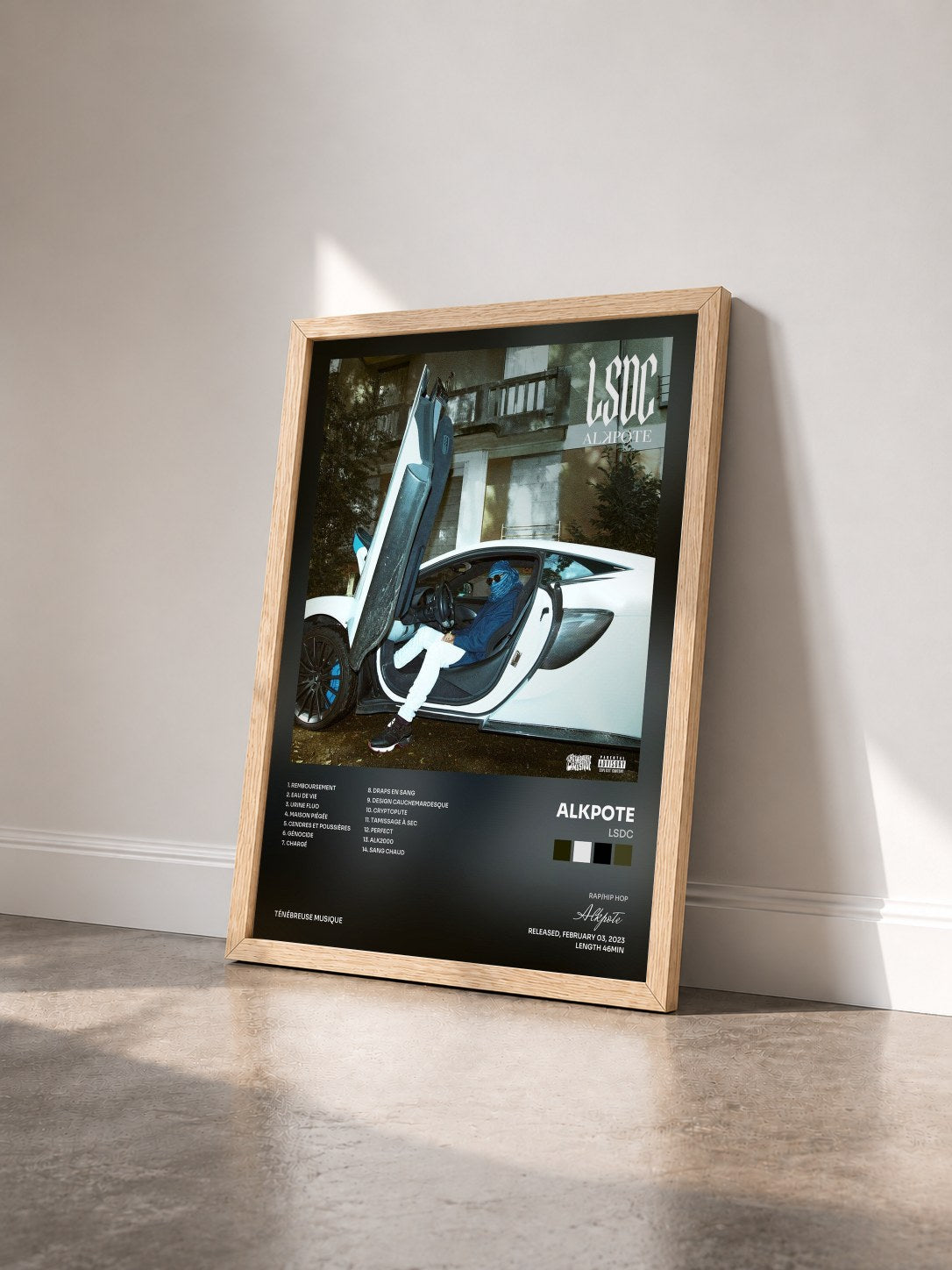 #bois Tableau de l'album LSDC de Alkpote vu de trois quarts, cadre en bois brut