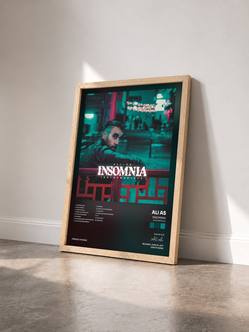 #bois Tableau de l'album Insomnia (Instrumentals) de Ali As vu de trois quarts, cadre en bois brut