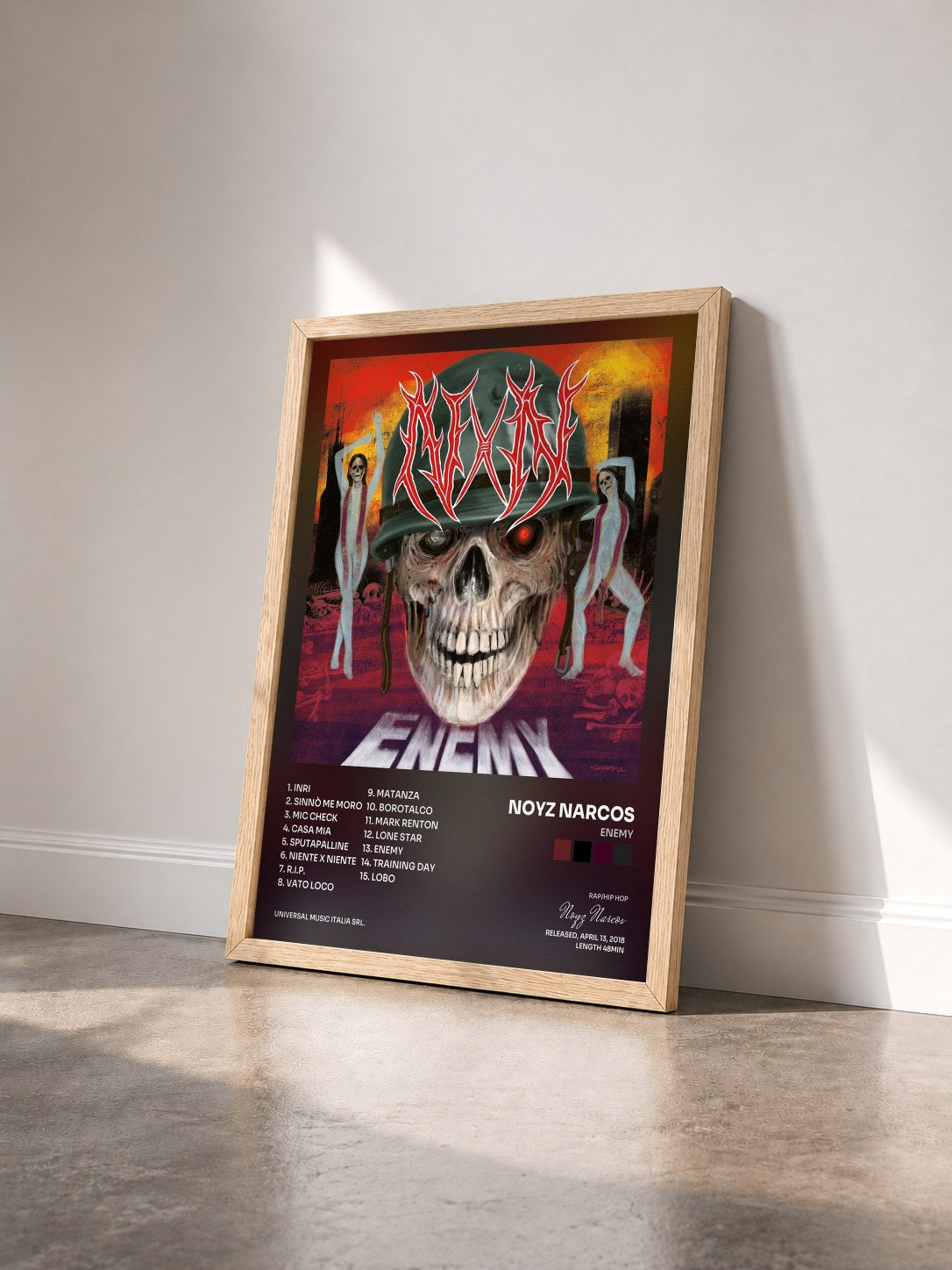 #bois Tableau de l'album Enemy de Noyz Narcos vu de trois quarts, cadre en bois brut