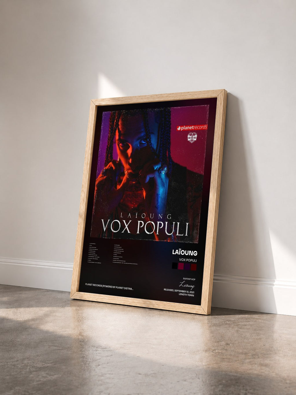 #bois Tableau de l'album Vox Populi de Laïoung vu de trois quarts, cadre en bois brut
