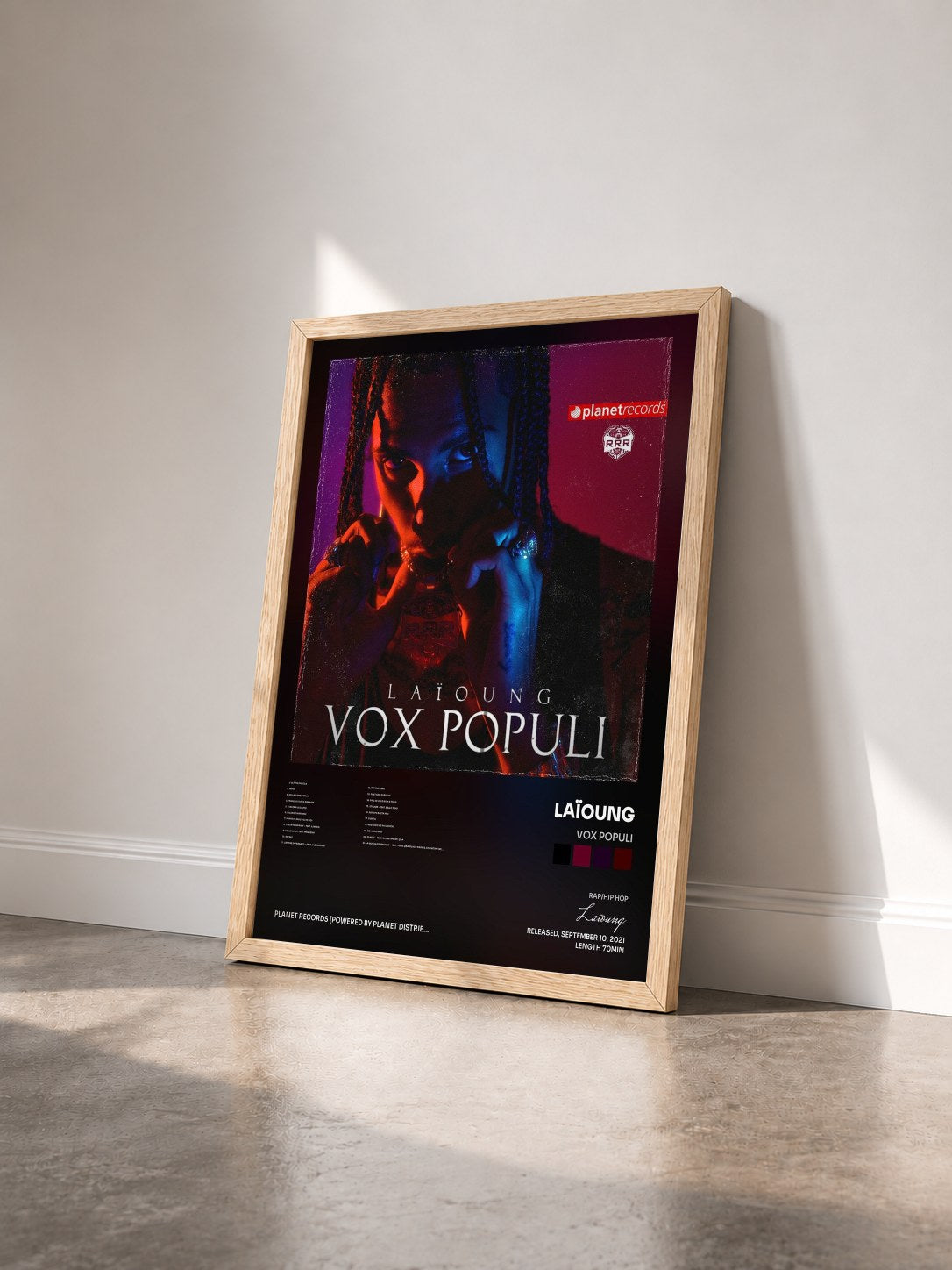 #bois Tableau de l'album Vox Populi de Laïoung vu de trois quarts, cadre en bois brut