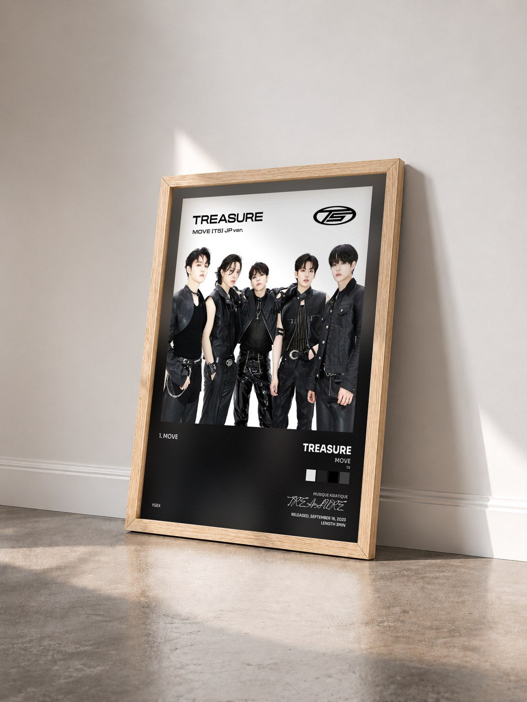 #bois Tableau de l'album MOVE (T5) -JP ver.- de TREASURE vu de trois quarts, cadre en bois brut