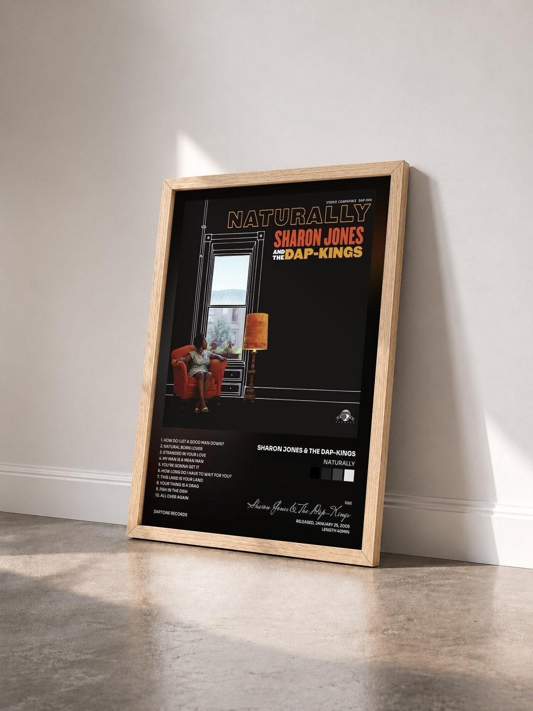 #bois Tableau de l'album Naturally de Sharon Jones & The Dap-Kings vu de trois quarts, cadre en bois brut