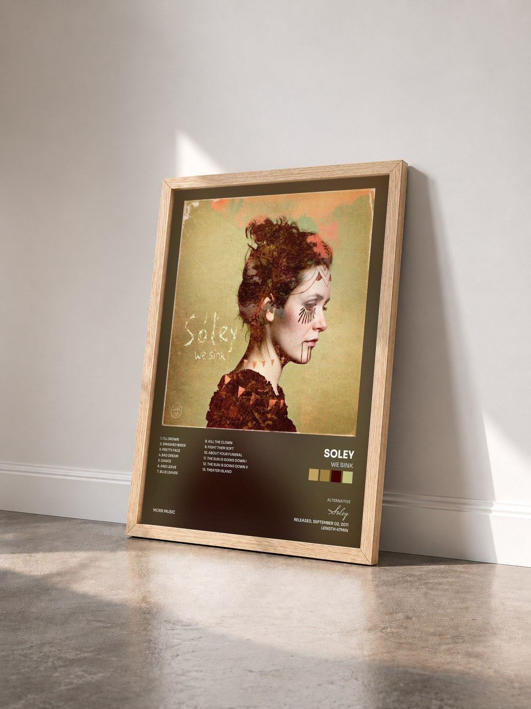 #bois Tableau de l'album We Sink de Soley vu de trois quarts, cadre en bois brut