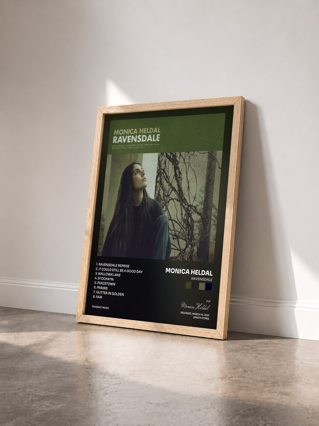 #bois Tableau de l'album Ravensdale de Monica Heldal vu de trois quarts, cadre en bois brut