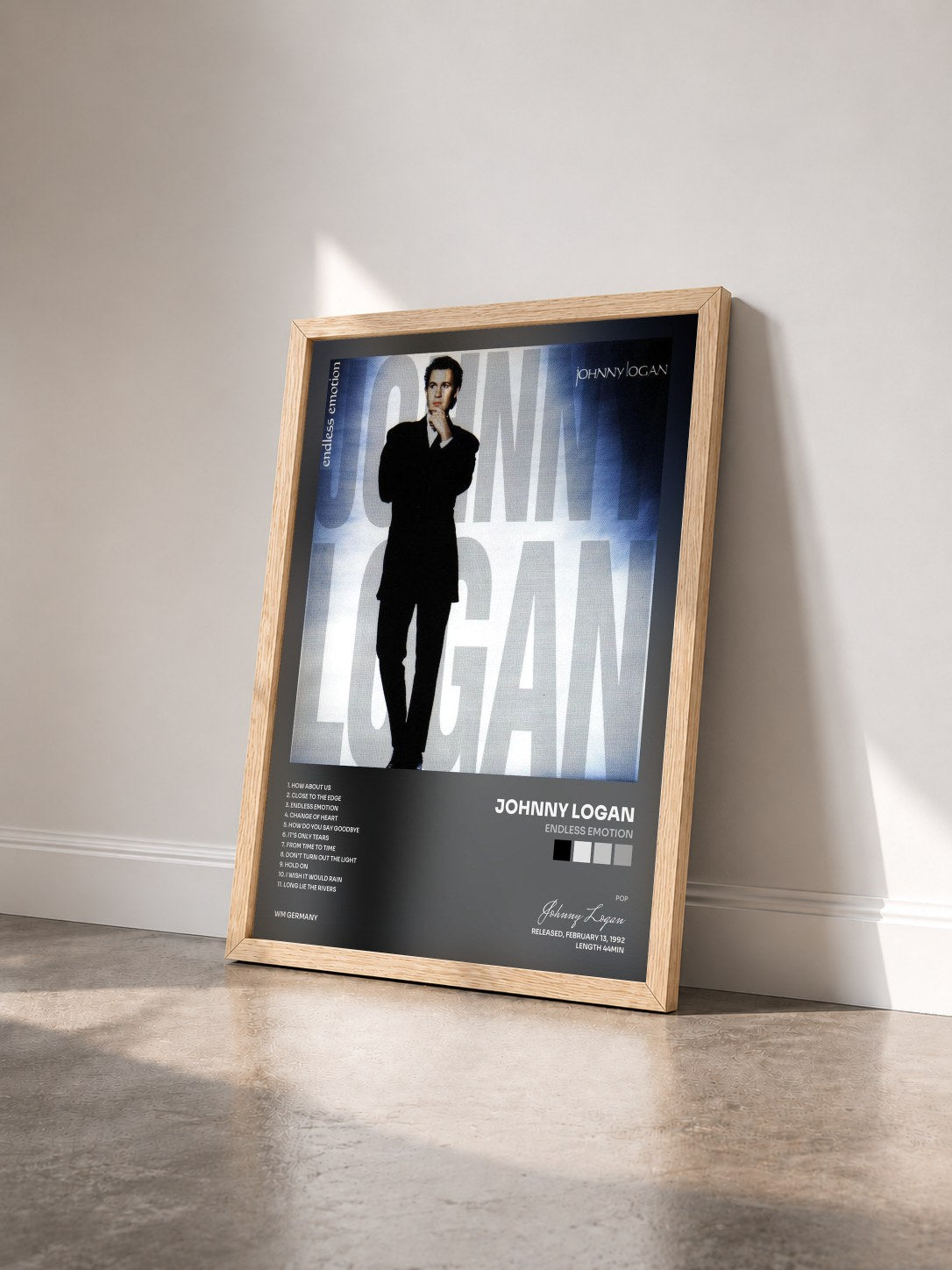 #bois Tableau de l'album Endless Emotion de Johnny Logan vu de trois quarts, cadre en bois brut