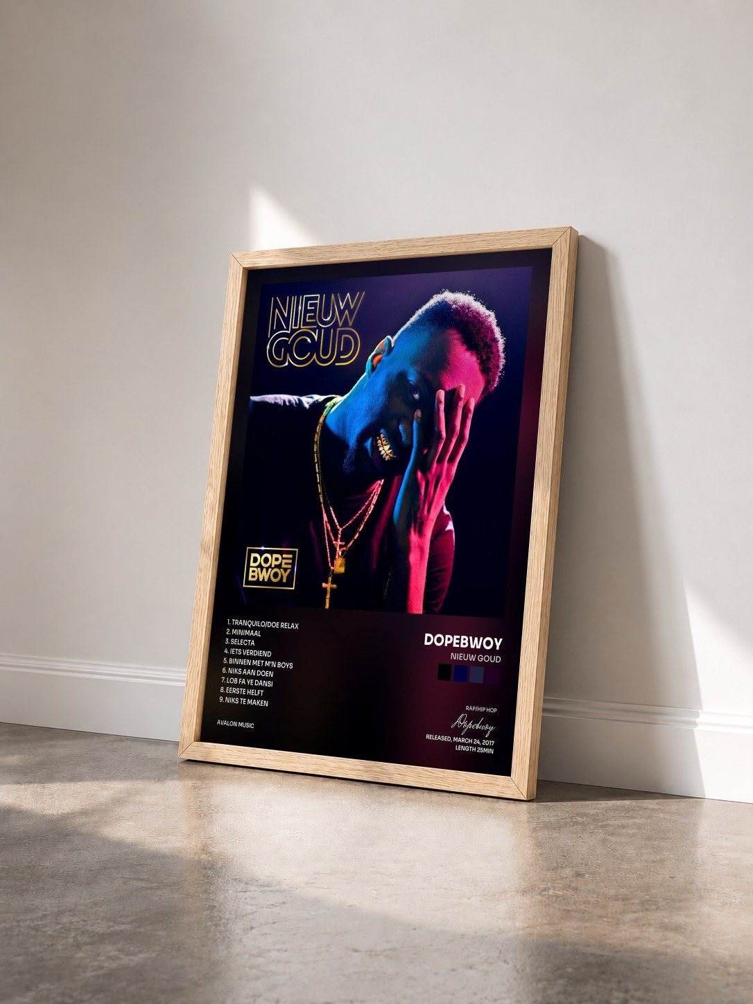 #bois Tableau de l'album Nieuw Goud de Dopebwoy vu de trois quarts, cadre en bois brut