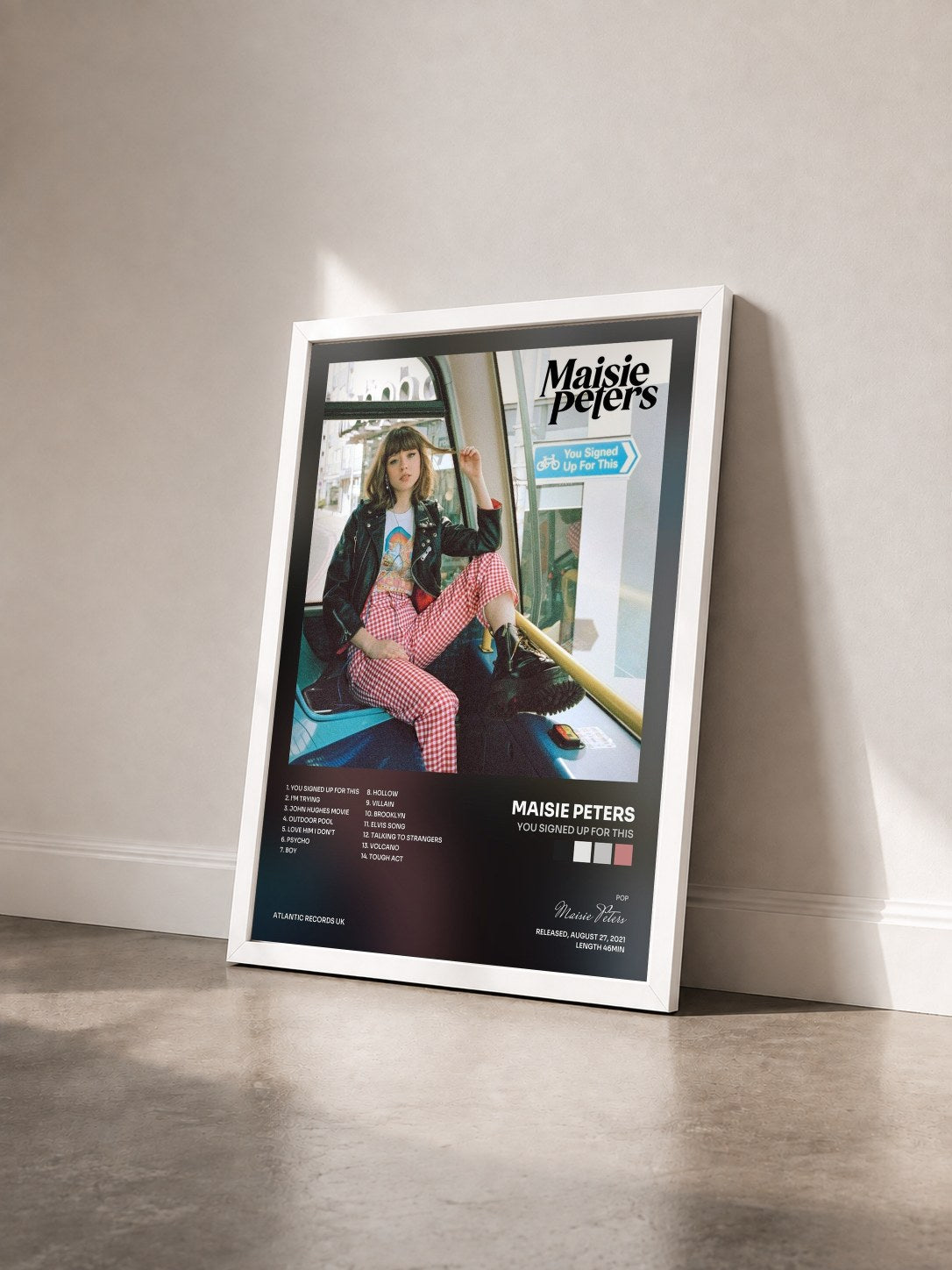 #blanc Tableau de l'album You Signed Up For This de Maisie Peters vu de trois quarts, cadre blanc