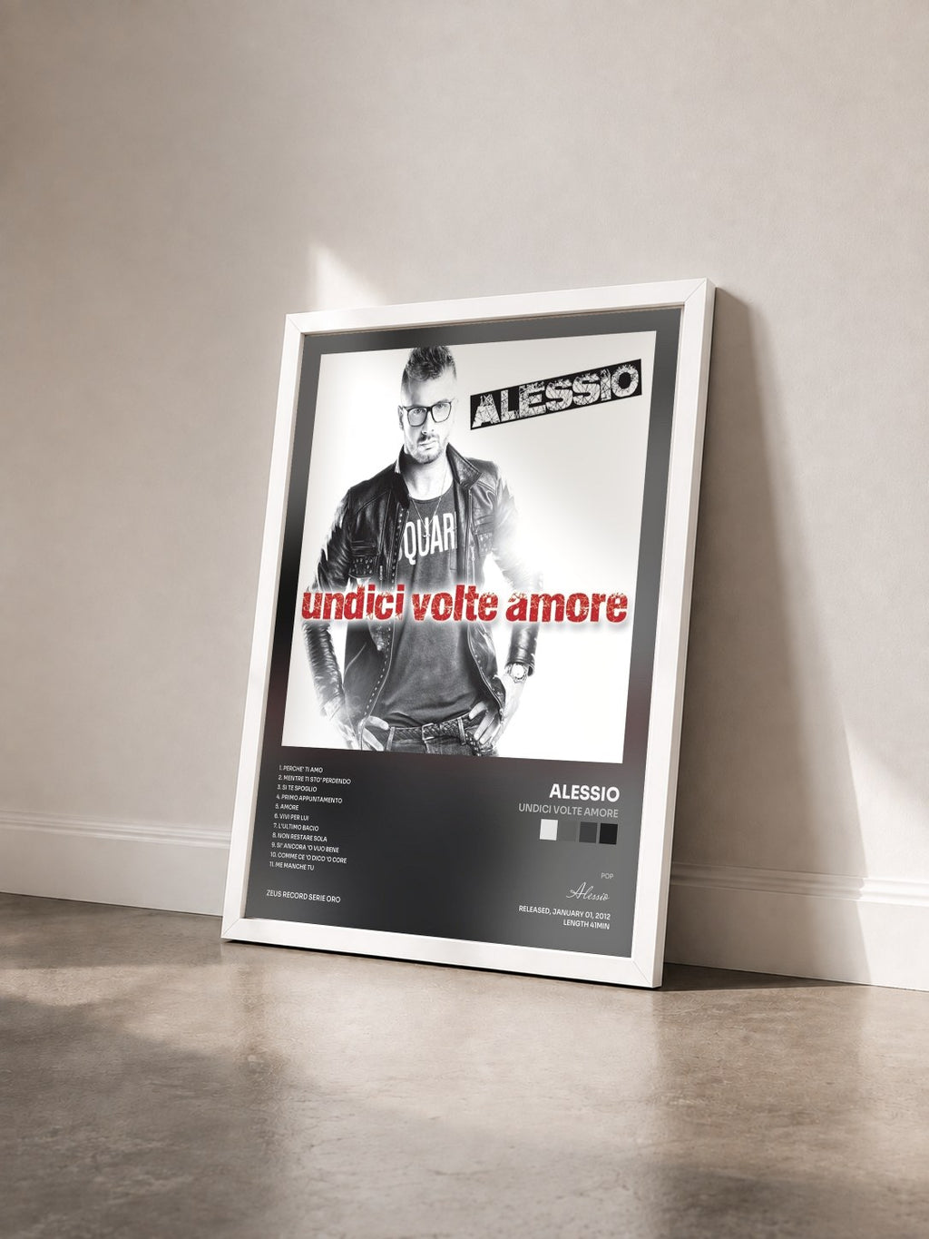 #blanc Tableau de l'album Undici volte amore de Alessio vu de trois quarts, cadre blanc