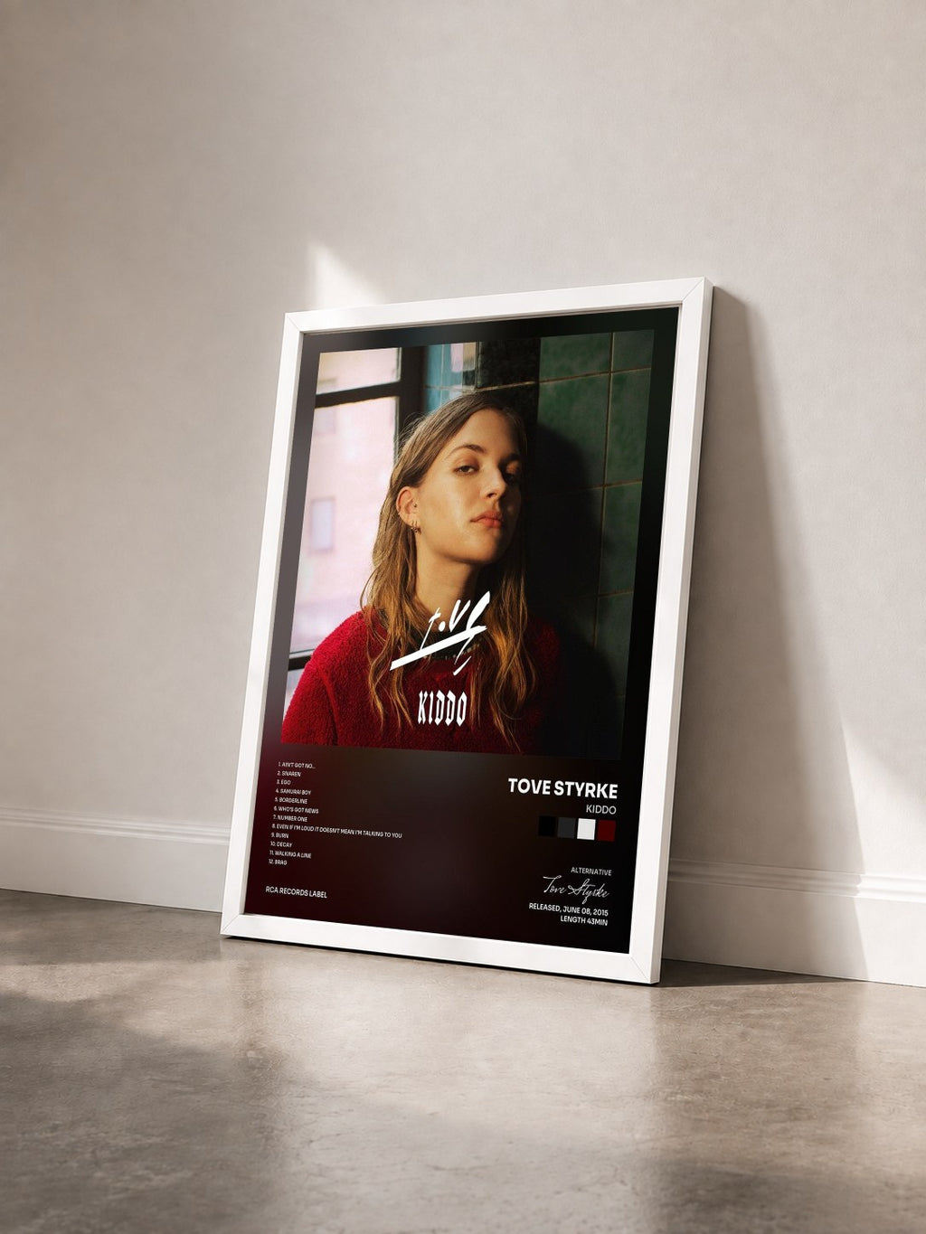 #blanc Tableau de l'album Kiddo de Tove Styrke vu de trois quarts, cadre blanc