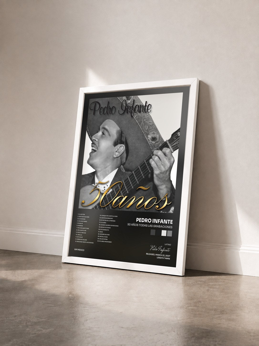 #blanc Tableau de l'album 50 años todas las grabaciones de Pedro Infante vu de trois quarts, cadre blanc