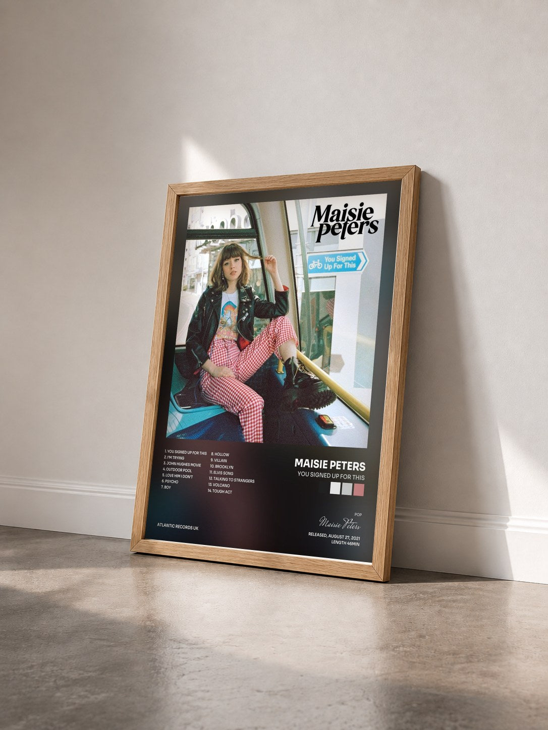 #bois Tableau de l'album You Signed Up For This de Maisie Peters vu de trois quarts, cadre en bois brut