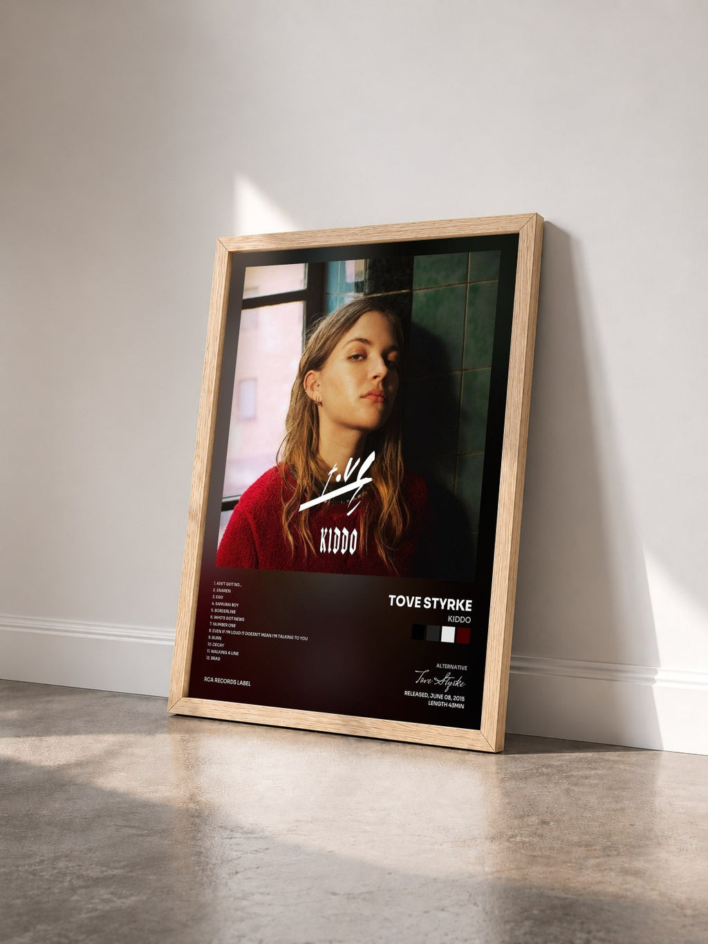 #bois Tableau de l'album Kiddo de Tove Styrke vu de trois quarts, cadre en bois brut