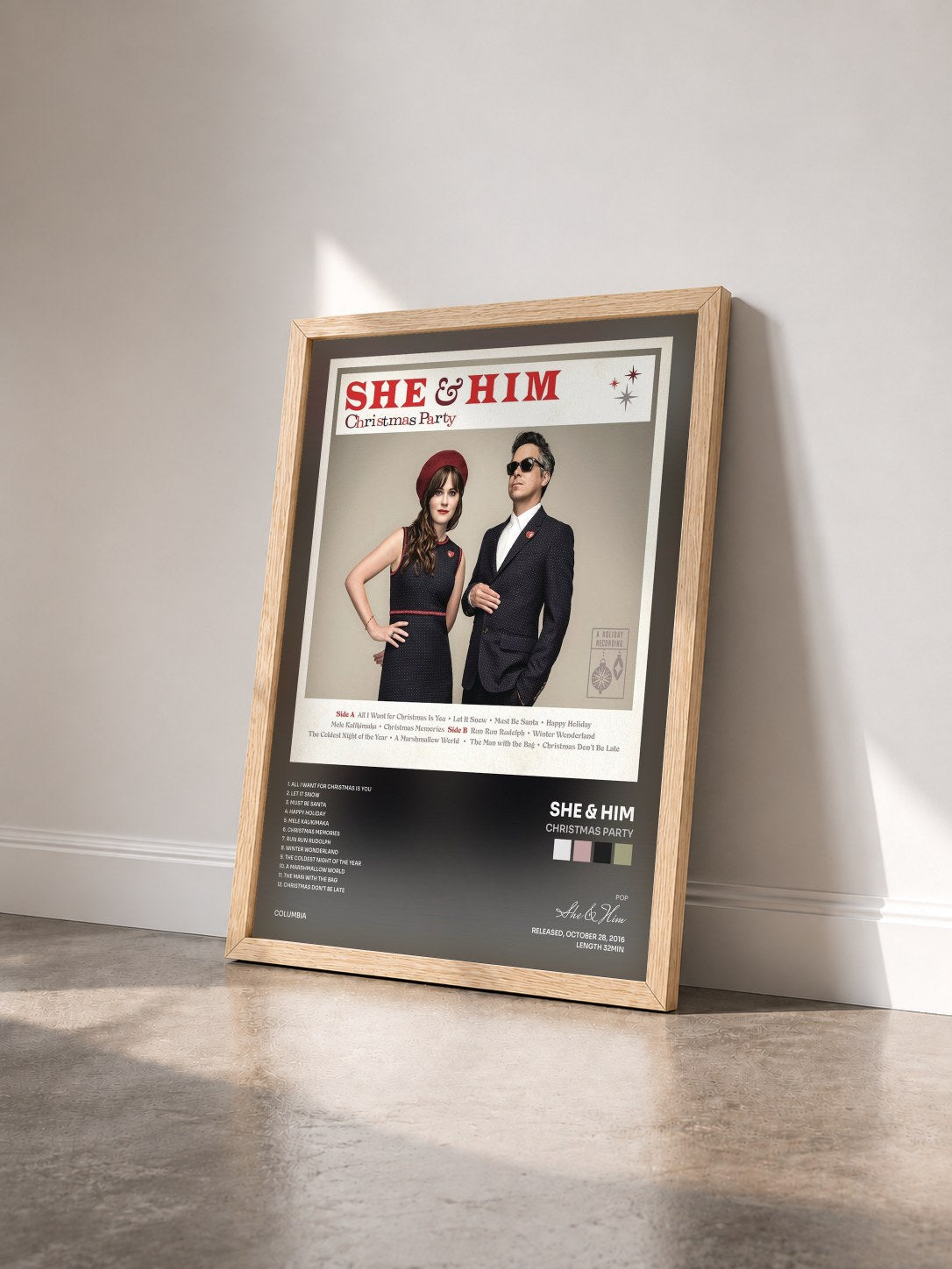 #bois Tableau de l'album Christmas Party de She & Him vu de trois quarts, cadre en bois brut