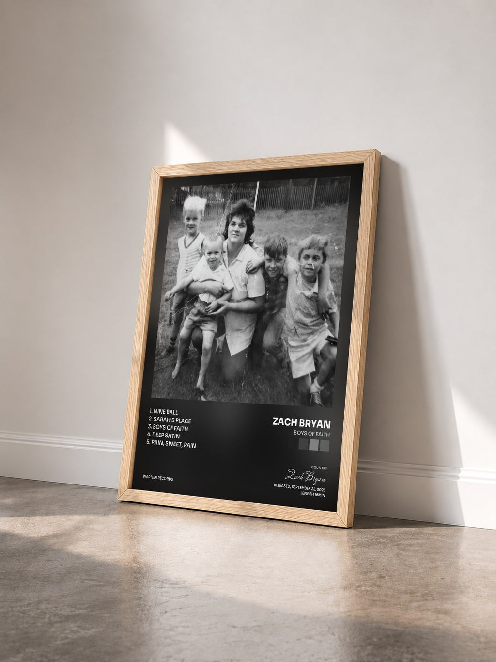 #bois Tableau de l'album Boys Of Faith de Zach Bryan vu de trois quarts, cadre en bois brut