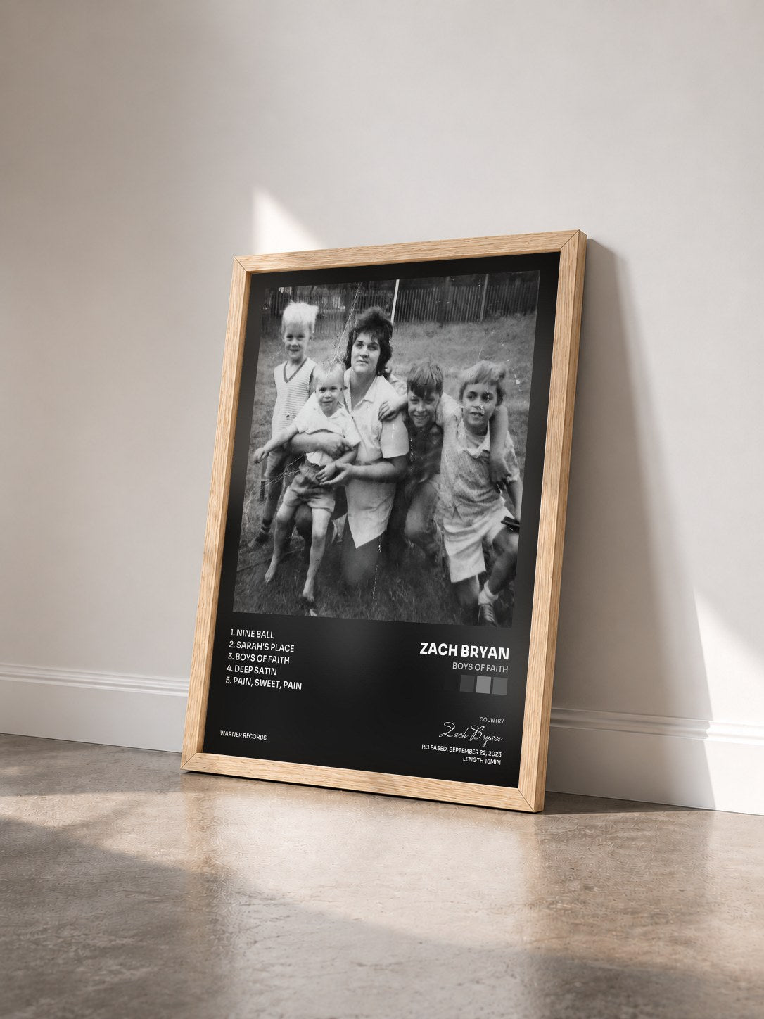 #bois Tableau de l'album Boys Of Faith de Zach Bryan vu de trois quarts, cadre en bois brut