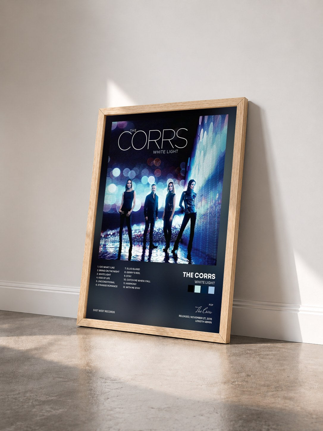 #bois Tableau de l'album White Light de The Corrs vu de trois quarts, cadre en bois brut