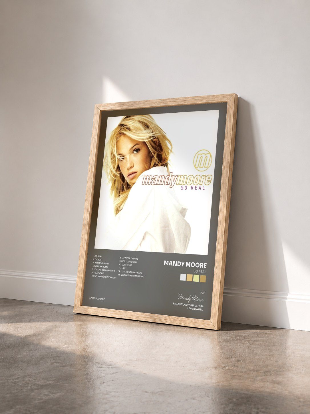 #bois Tableau de l'album So Real de Mandy Moore vu de trois quarts, cadre en bois brut