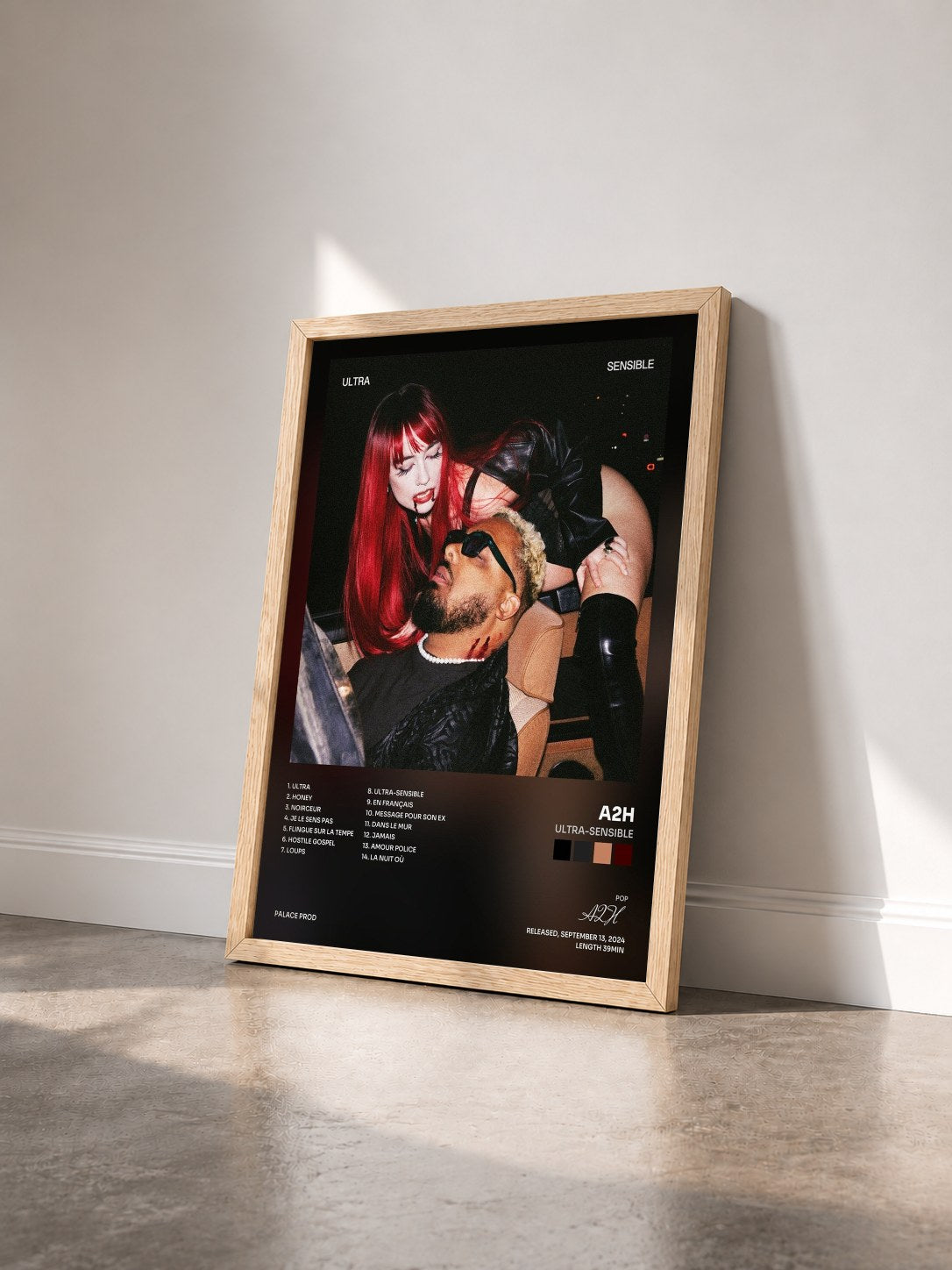 #bois Tableau de l'album ULTRA-SENSIBLE de A2H vu de trois quarts, cadre en bois brut