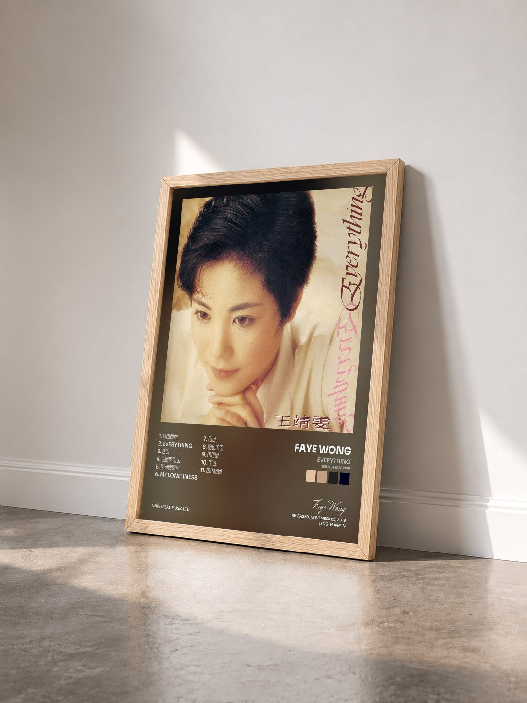 #bois Tableau de l'album Everything (Remastered 2019) de Faye Wong vu de trois quarts, cadre en bois brut