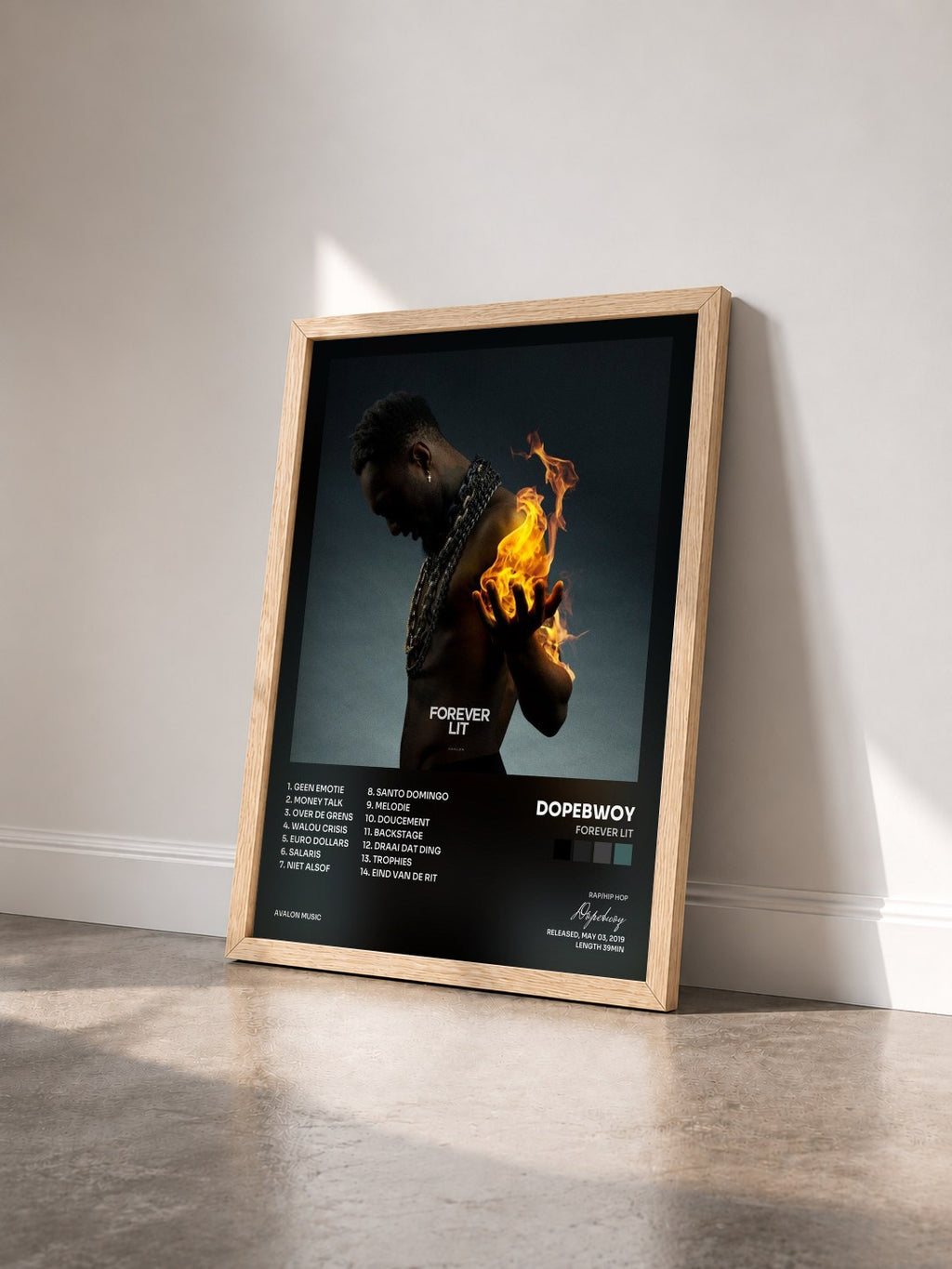 #bois Tableau de l'album Forever Lit de Dopebwoy vu de trois quarts, cadre en bois brut