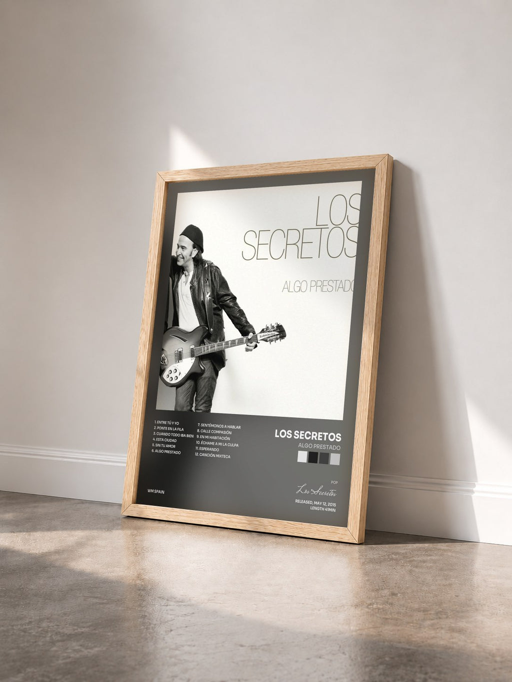 #bois Tableau de l'album Algo prestado de Los Secretos vu de trois quarts, cadre en bois brut
