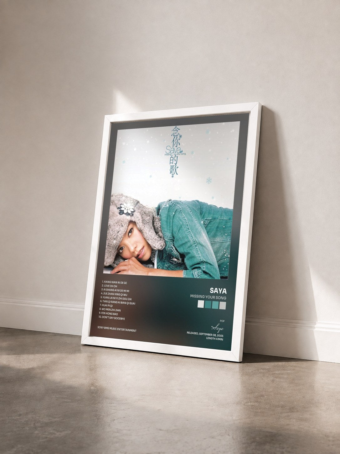 #blanc Tableau de l'album Missing Your Song de Saya vu de trois quarts, cadre blanc