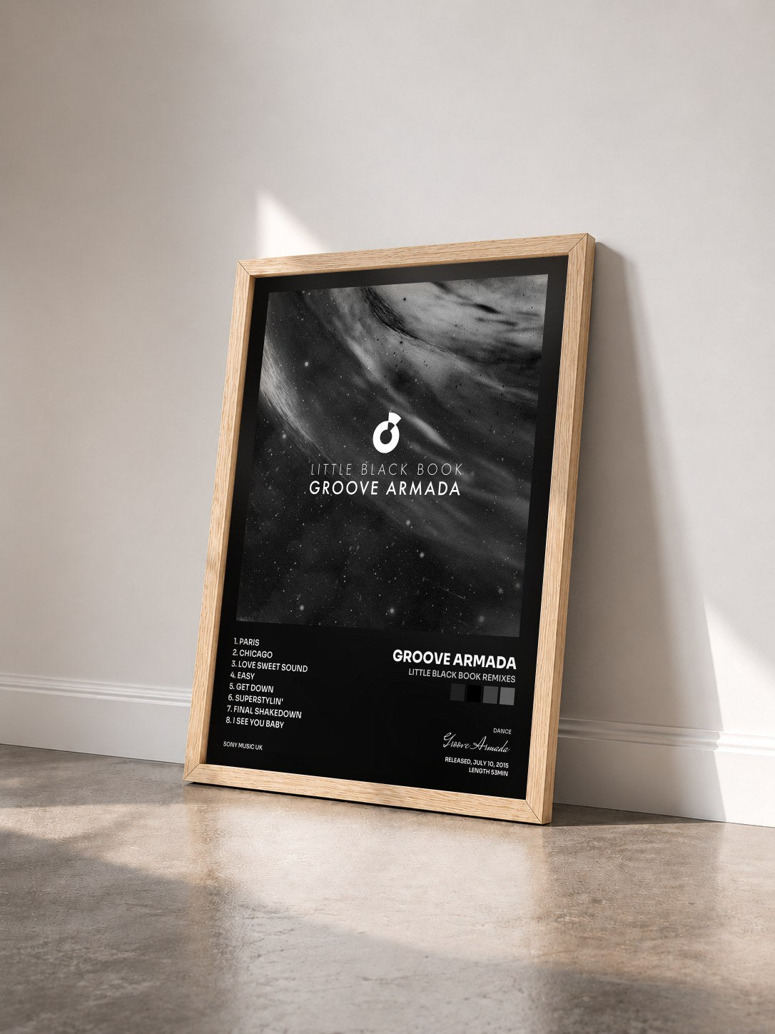 #bois Tableau de l'album Little Black Book Remixes de Groove Armada vu de trois quarts, cadre en bois brut