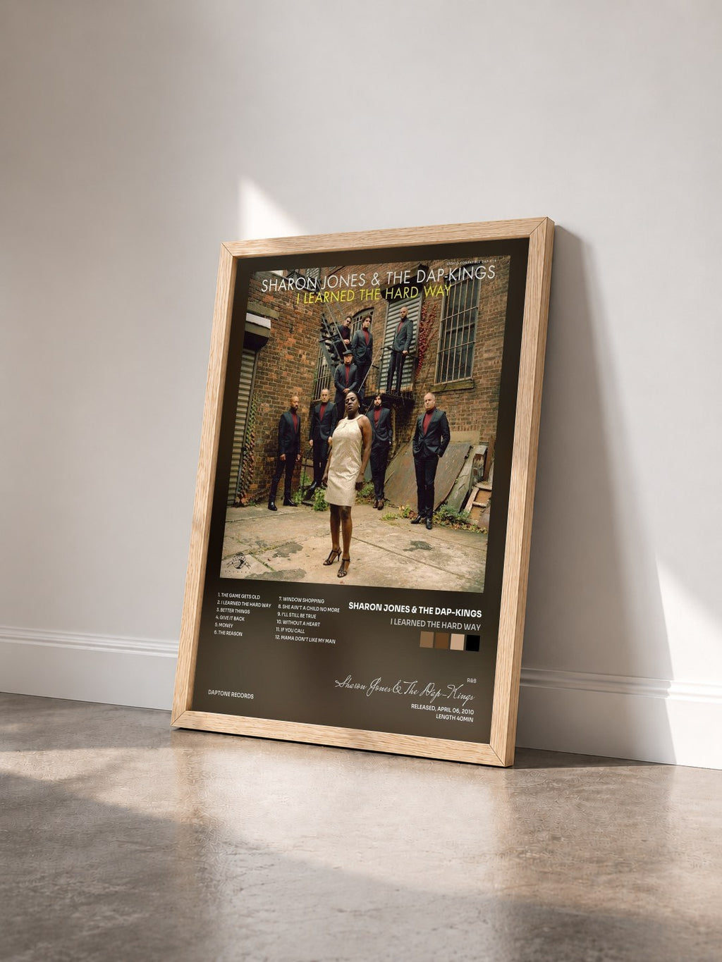#bois Tableau de l'album I Learned the Hard Way de Sharon Jones & The Dap-Kings vu de trois quarts, cadre en bois brut
