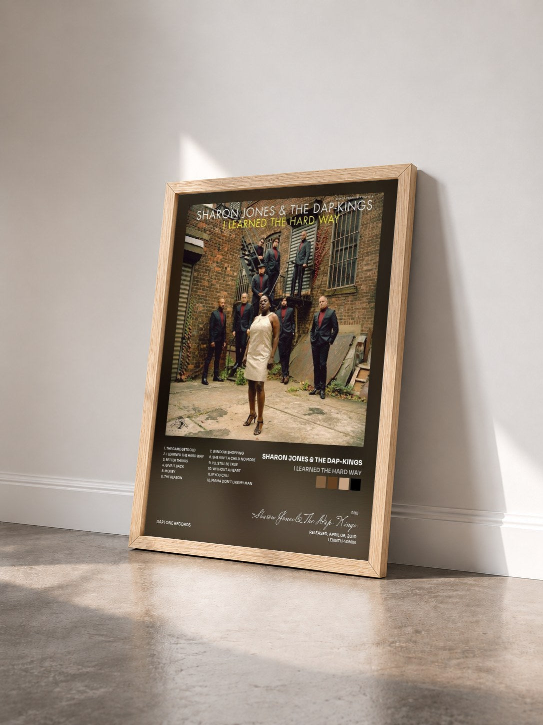 #bois Tableau de l'album I Learned the Hard Way de Sharon Jones & The Dap-Kings vu de trois quarts, cadre en bois brut