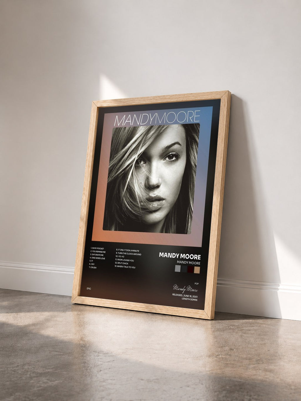 #bois Tableau de l'album Mandy Moore de Mandy Moore vu de trois quarts, cadre en bois brut