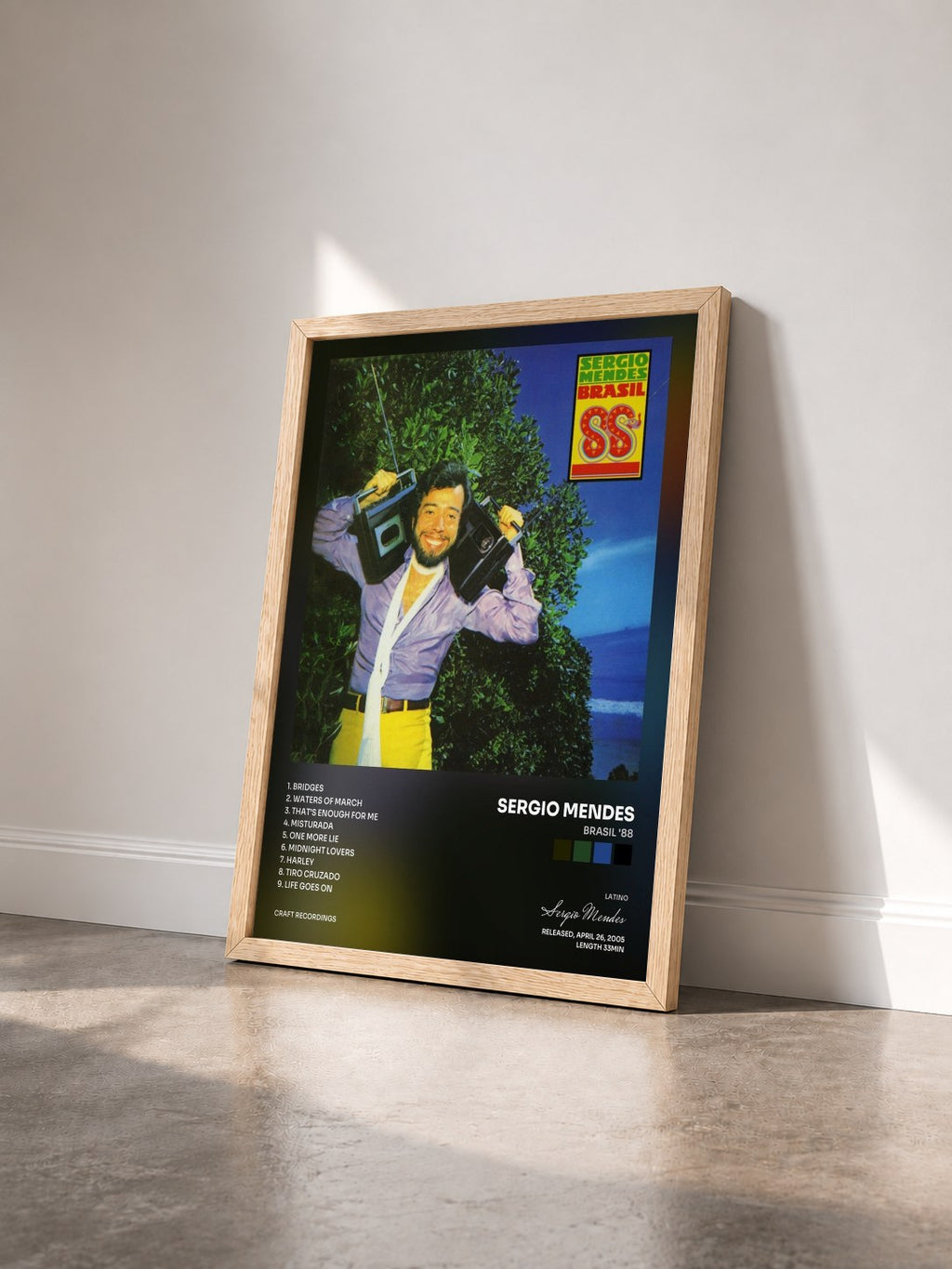 #bois Tableau de l'album Brasil '88 de Sergio Mendes vu de trois quarts, cadre en bois brut