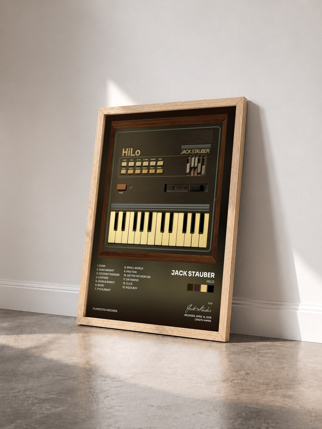 #bois Tableau de l'album HiLo de Jack Stauber vu de trois quarts, cadre en bois brut