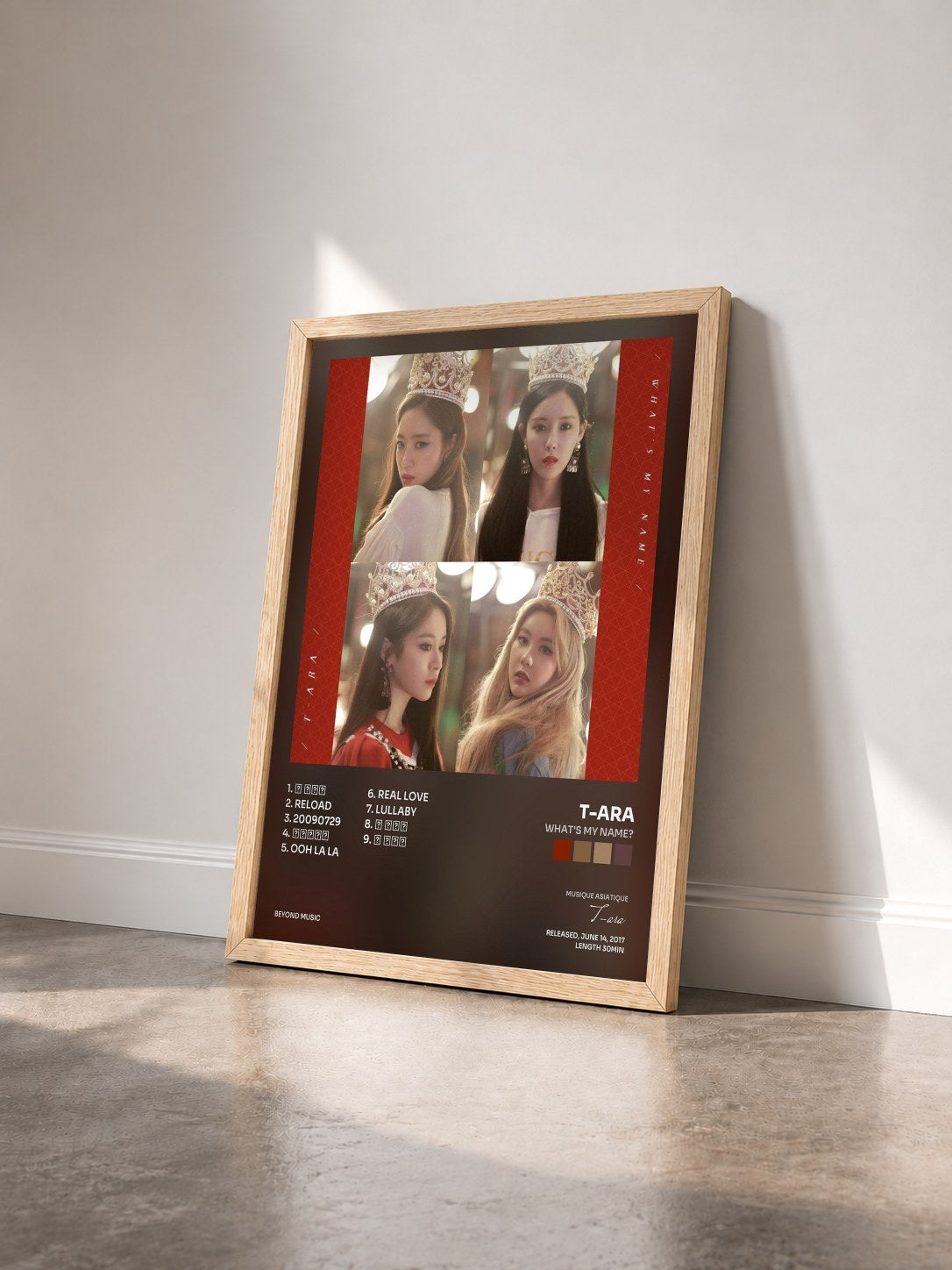 #bois Tableau de l'album What's my name? de T-ara vu de trois quarts, cadre en bois brut