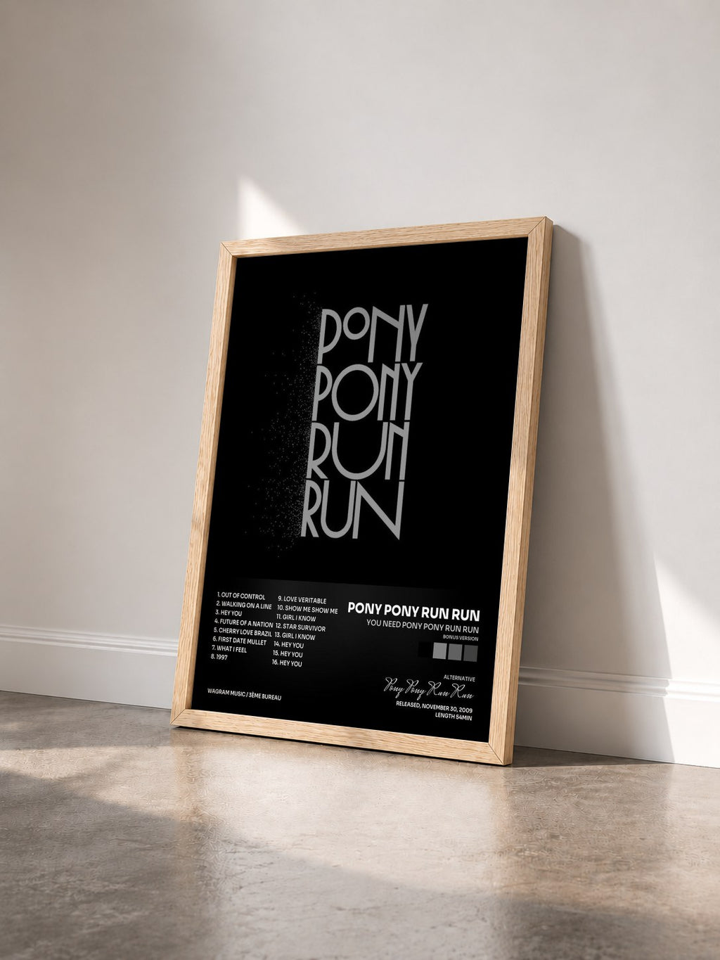 #bois Tableau de l'album You need Pony Pony Run Run (bonus version) de Pony Pony Run Run vu de trois quarts, cadre en bois brut