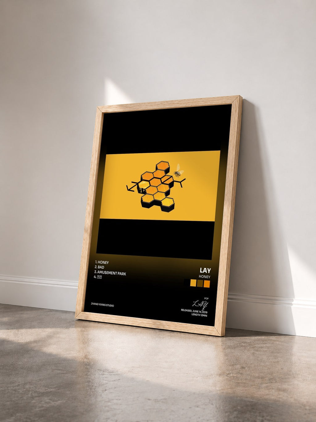 #bois Tableau de l'album Honey de LAY vu de trois quarts, cadre en bois brut