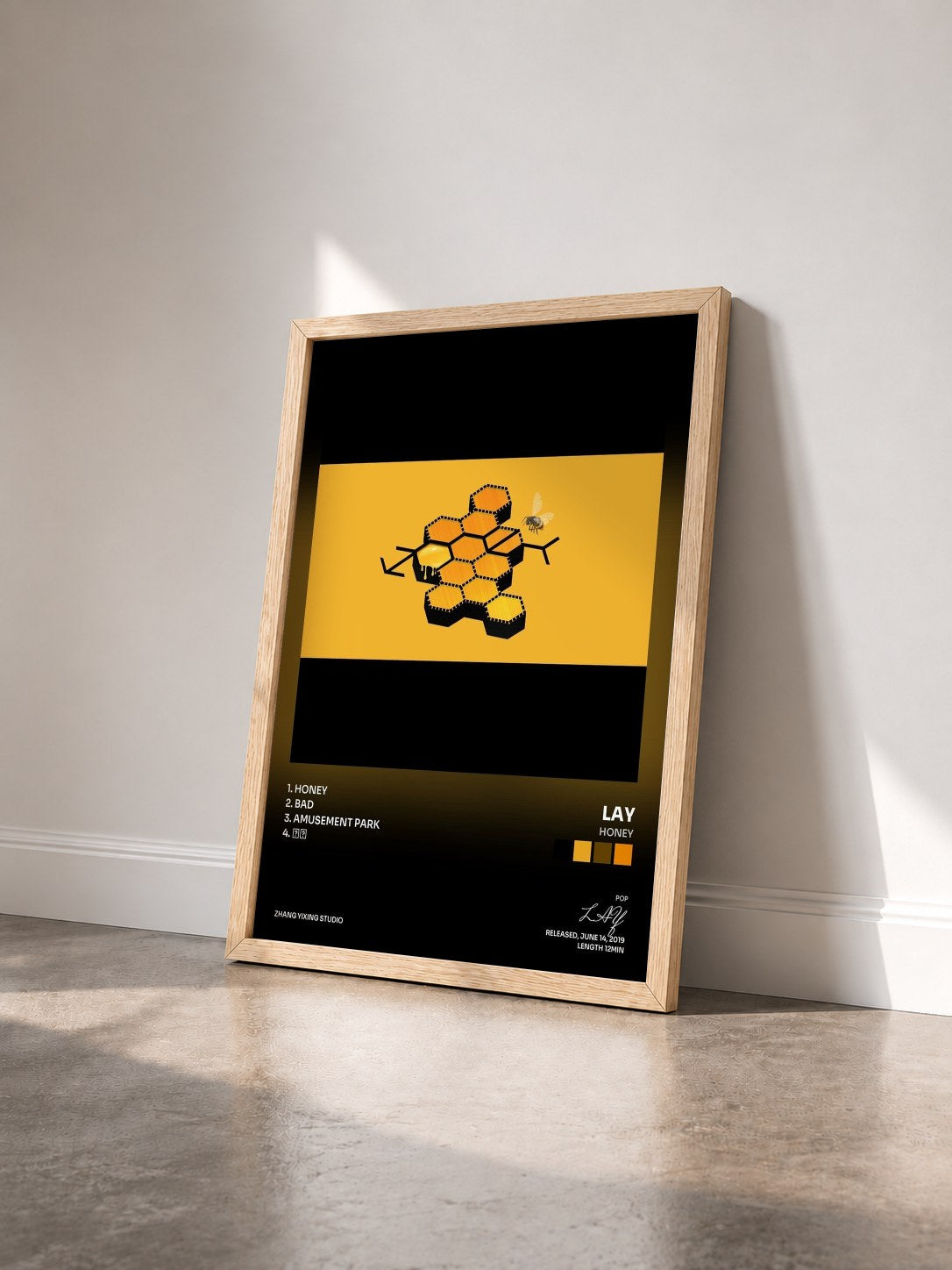 #bois Tableau de l'album Honey de LAY vu de trois quarts, cadre en bois brut