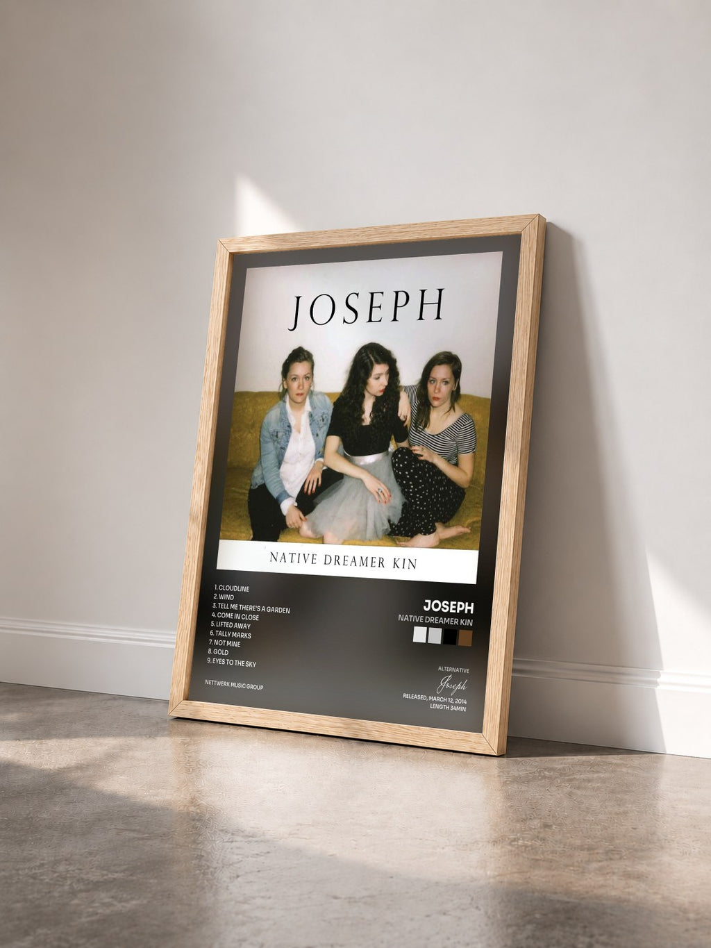 #bois Tableau de l'album Native Dreamer Kin de Joseph vu de trois quarts, cadre en bois brut